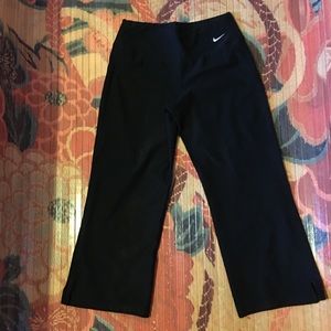 NWOT, Nike DriFit Crops Sz XS,BLK w/White Swoosh🌀